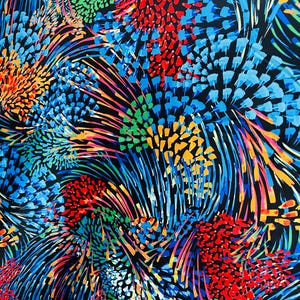 Puede incluir: Tela abstracta con un patrón de remolino colorido. La tela presenta un fondo negro con pinceladas brillantes de azul, rojo, amarillo, verde y blanco.