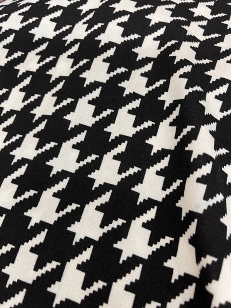 Peut inclure: Tissu &agrave; motif pied-de-poule noir et blanc.