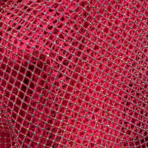 Tecido de renda rosa choque com cristais Swarovski AB, design italiano.