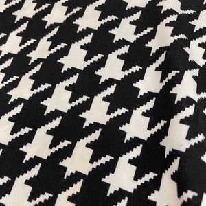Peut inclure: Tissu &agrave; motif pied-de-poule noir et blanc.