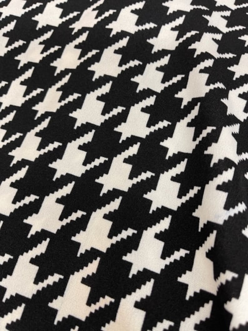 Peut inclure: Tissu &agrave; motif pied-de-poule noir et blanc.