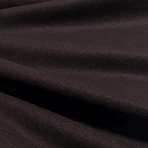 Może przedstawiać: Zbliżenie ciemnobrązowej tkaniny z widocznymi fałdami i miękką fakturą. Materiał wydaje się być ciężki, prawdopodobnie wełna lub mieszanka wełny, odpowiedni do projektów odzieżowych lub wystroju wnętrz.