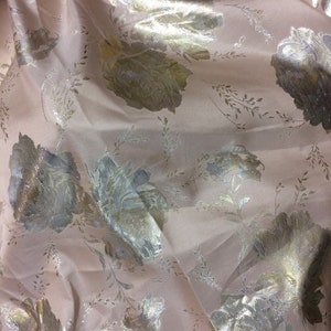 Tela jacquard mikado brocada con estampado floral en oro rosa, fabricada en Italia