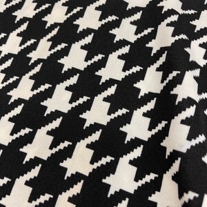 Peut inclure: Tissu &agrave; motif pied-de-poule noir et blanc.
