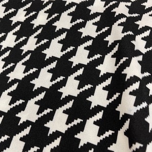 Peut inclure: Tissu &agrave; motif pied-de-poule noir et blanc.