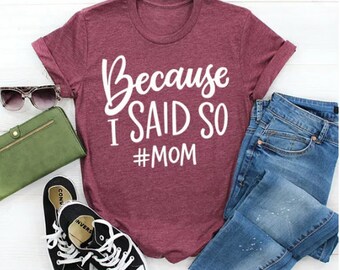 Könnte beinhalten: Burgunderfarbenes T-Shirt mit weißem Text, der "Because I said so #mom" lautet.