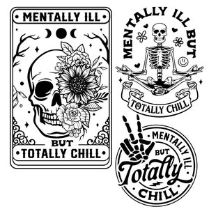 Puede incluir: Tres ilustraciones en blanco y negro con el texto "Mentally Ill But Totally Chill". La primera ilustración presenta una calavera con flores. La segunda ilustración presenta un esqueleto sentado en una postura de yoga. La tercera ilustración presenta una mano esquelética haciendo el signo de la paz.