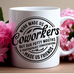 Op de afbeelding: Witte keramische mok met een zwart cirkelvormig ontwerp met de tekst "Work made us coworkers but our potty mouths & inappropriate conversations made us friends".