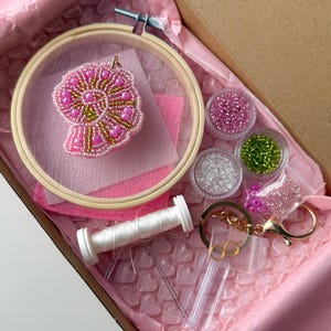 DIY-borduurset kralen: roze schelptashanger knutselen (pdf-instructies)