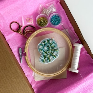 DIY torquise shell-borduurset kraal: knutselset tashanger (pdf-instructies)