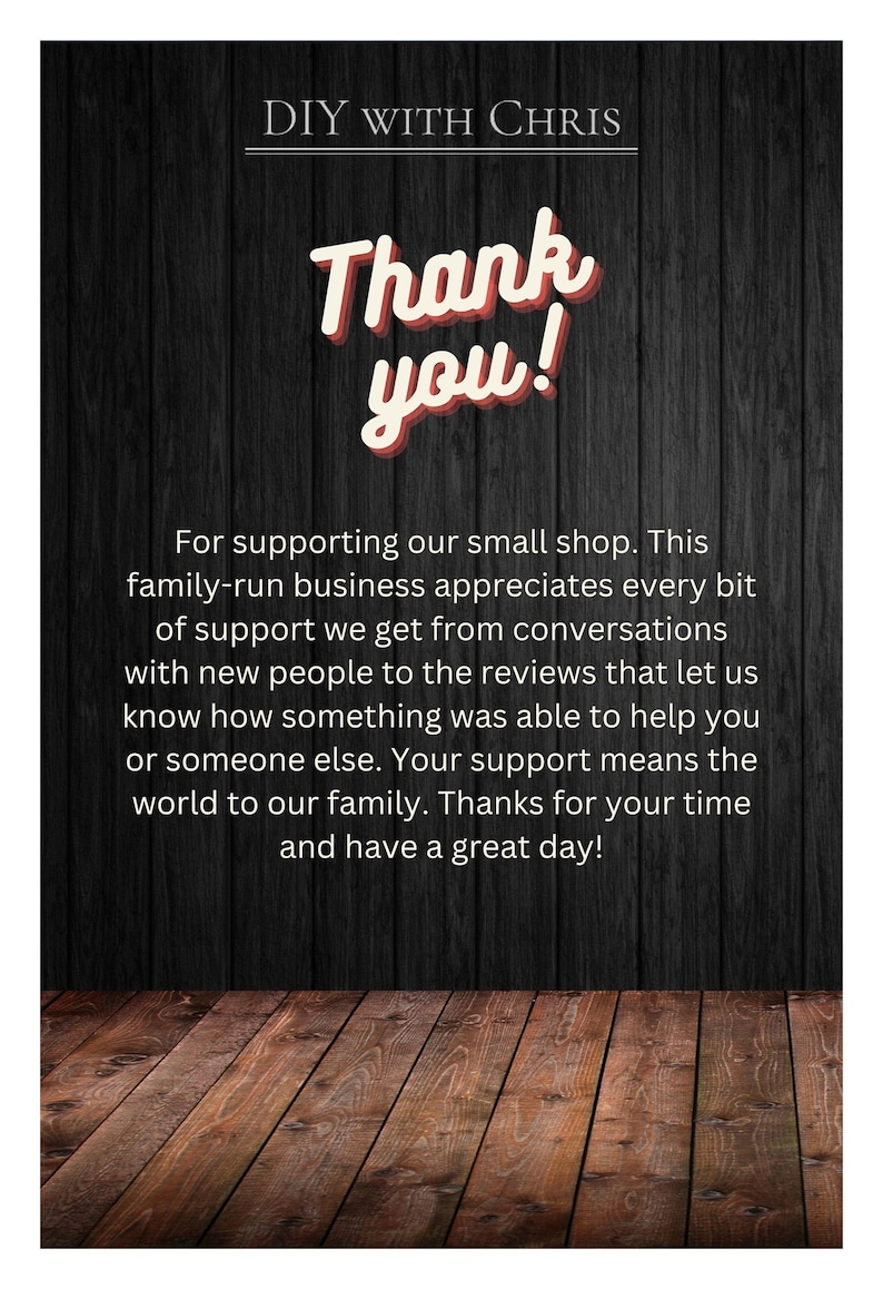 Puede incluir: Un mensaje de agradecimiento en un fondo de madera oscura con el texto "DIY WITH CHRIS" en la parte superior y "&iexcl;Gracias!" en letras rojas grandes. El mensaje expresa gratitud por apoyar una peque&ntilde;a empresa familiar.