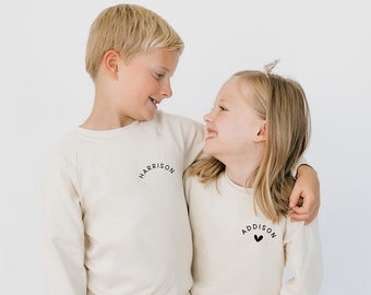 Felpa in cotone organico con nome personalizzato / pullover con nome design tascabile / girocollo personalizzato minimalista per bambini / regalo neutro di genere