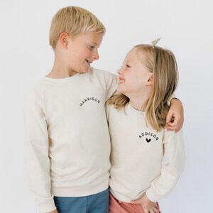 Gepersonaliseerde naam biologisch katoenen sweatshirt | Trui met naam in zakformaat | Minimalistische Custom Peuter Crewneck | Genderneutraal cadeau