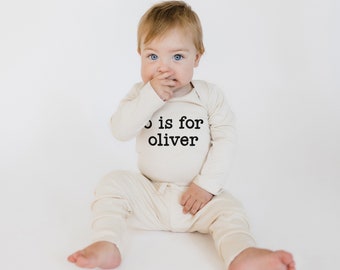 Personalisierte Baby Name Bio-Baumwolle Body | Geschlechtsneutrales Coming Home Outfit | Passende Geschwister Namen Shirts | Handgemachtes Geschenk für Neugeborene