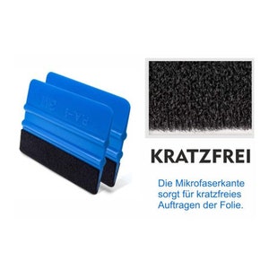 Könnte beinhalten: Zwei blaue Kunststoffschaber mit schwarzen Filzkanten. Die Schaber sind mit "P.A.-1" und "K.I.S." beschriftet. Der Text "KRATZFREI" ist in weißen Buchstaben auf schwarzem Hintergrund dargestellt. Der Text "Die Mikrofaserkante sorgt für kratzfreies Auftragen der Folie." ist in schwarzen Buchstaben auf weißem Hintergrund dargestellt.