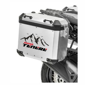 Può includere: Una valigia superiore per moto argentata con un adesivo bianco e nero che dice "SUPER TENERE" e una grafica di montagne.