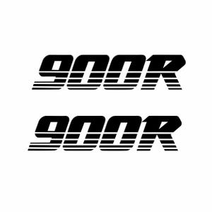 Könnte beinhalten: Zwei schwarz-weiße Grafikdesigns des Wortes "900R" mit einem Streifen-Effekt.