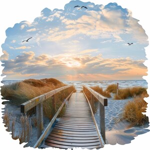 Könnte beinhalten: Ein Holzsteg führt bei Sonnenuntergang in Richtung Meer, flankiert von Sanddünen mit trockenem, goldenem Gras. Der Himmel ist mit weichen Wolken in Blau-, Weiß- und Orangetönen gefüllt, während mehrere Vögel über dem Horizont fliegen.