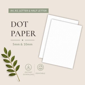 Op de afbeelding: Witte dot grid papierbladen in A4, A5, Letter en Half Letter formaten met 5mm en 10mm tussenruimte. De tekst luidt DOT PAPER, A4, A5, LETTER & HALF LETTER, 5mm & 10mm, INSTANT DOWNLOAD en PRINTABLE. Een groene tak met bladeren is zichtbaar.