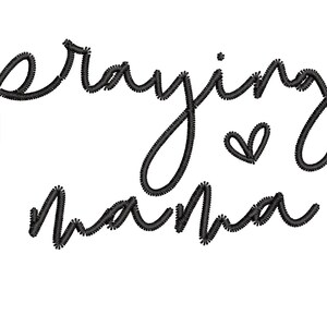K&ouml;nnte beinhalten: Schwarz gestickter Text auf wei&szlig;em Hintergrund mit der Aufschrift "Praying Mama" und einem kleinen Herzsymbol. Die Schrift ist in einem flie&szlig;enden, kursiven Stil gehalten, geeignet f&uuml;r Kleidung oder Heimdekoration.
