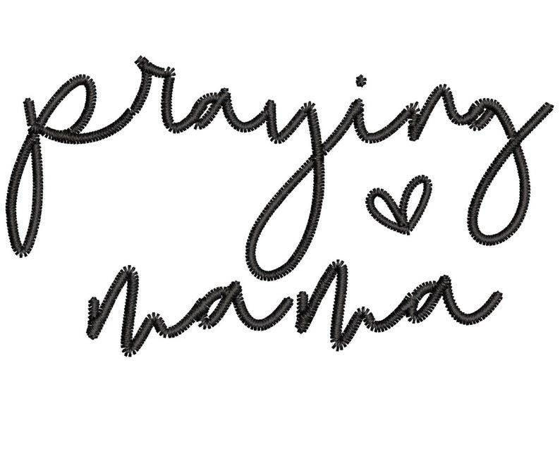 K&ouml;nnte beinhalten: Schwarz gestickter Text auf wei&szlig;em Hintergrund mit der Aufschrift "Praying Mama" und einem kleinen Herzsymbol. Die Schrift ist in einem flie&szlig;enden, kursiven Stil gehalten, geeignet f&uuml;r Kleidung oder Heimdekoration.