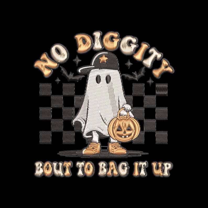 Peut inclure: Un fant&ocirc;me blanc portant une casquette de baseball noire et dor&eacute;e et tenant une citrouille sculpt&eacute;e. Le fant&ocirc;me se tient sur un fond &agrave; carreaux noirs et blancs. Le texte "NO DIGGITY BOUT TO BAG IT UP" est &eacute;crit en lettres dor&eacute;es sous le fant&ocirc;me.