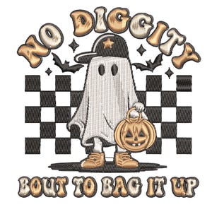 Peut inclure: Un fant&ocirc;me blanc portant une casquette de baseball noire avec une &eacute;toile dessus, tenant une citrouille d'Halloween. Le fant&ocirc;me se tient sur un fond &agrave; carreaux noir et blanc. Le texte "NO DIGGITY" est au-dessus du fant&ocirc;me et le texte "BOUT TO BAG IT UP" est en dessous du fant&ocirc;me.