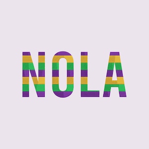Puede incluir: La palabra "NOLA" en letras grandes, con un aspecto texturizado. Las letras están coloreadas en rayas horizontales alternas de púrpura, verde y oro, sobre un fondo lavanda pálido.