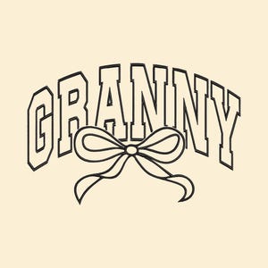 Pode incluir: Gráfico creme com a palavra "GRANNY" em preto, em uma fonte arqueada em estilo universitário. Um laço preto está centralizado abaixo da palavra. O design tem uma estética vintage, desenhada à mão.