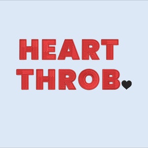 Könnte beinhalten: Roter gestickter Text mit der Aufschrift "HEART THROB" mit einem kleinen schwarzen Herz.