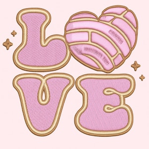 Peut inclure: Motif brodé rose épelant "LOVE", avec un cœur en forme de concha remplaçant le "O". Les lettres et le cœur sont soulignés en or, avec un remplissage rose texturé. De petits éclats d'étoiles sont placés autour des lettres sur un fond rose clair.