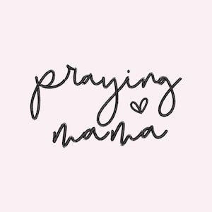 K&ouml;nnte beinhalten: Auf hellrosa Hintergrund steht in schwarzer Schrift "Praying Mama". Zwischen den W&ouml;rtern befindet sich ein kleines Herz. Der Text scheint gestickt zu sein.