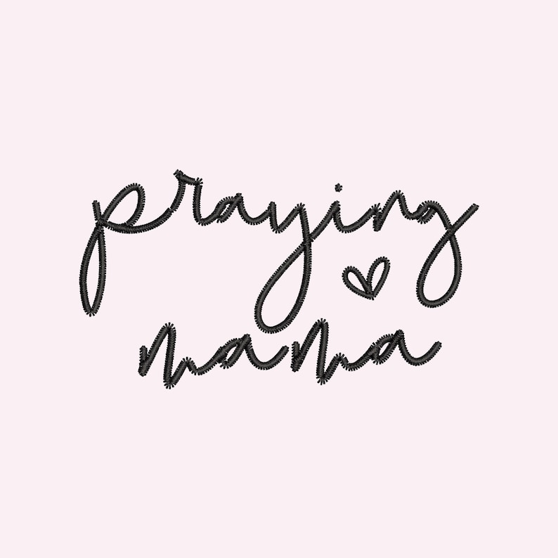 K&ouml;nnte beinhalten: Auf hellrosa Hintergrund steht in schwarzer Schrift "Praying Mama". Zwischen den W&ouml;rtern befindet sich ein kleines Herz. Der Text scheint gestickt zu sein.
