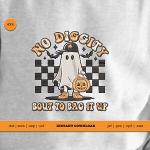 Peut inclure: Broderie repr&eacute;sentant un fant&ocirc;me portant une casquette de baseball et tenant une citrouille sculpt&eacute;e. Le texte "NO DIGGITY BOUT TO BAG IT UP" est situ&eacute; sous le fant&ocirc;me.