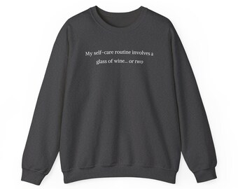 Bluza z nadrukiem „Wine Lover”: zabawny sweter z motywem rutyny dbania o siebie