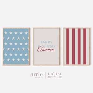 Pode incluir: Tr&ecirc;s impress&otilde;es de arte de parede imprim&iacute;veis com um tema patri&oacute;tico. A primeira impress&atilde;o apresenta um fundo azul com estrelas brancas. A segunda impress&atilde;o tem um fundo bege com o texto "Happy Birthday America" em vermelho e azul. A terceira impress&atilde;o tem um fundo branco com listras verticais vermelhas e brancas.