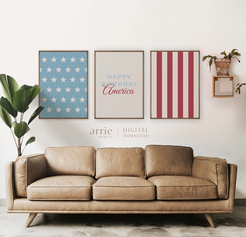 Pode incluir: Tr&ecirc;s impress&otilde;es digitais para uma decora&ccedil;&atilde;o de parede. As impress&otilde;es s&atilde;o de estilo moderno com um esquema de cores vermelho, branco e azul. A impress&atilde;o da esquerda apresenta um fundo azul com estrelas brancas. A impress&atilde;o do centro tem um fundo bege com o texto "Happy Birthday America" em azul e vermelho. A impress&atilde;o da direita tem um padr&atilde;o de listras vermelhas e brancas.