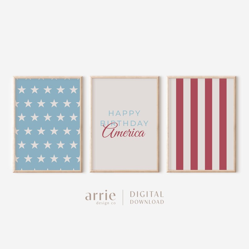 Pode incluir: Tr&ecirc;s impress&otilde;es de arte de parede imprim&iacute;veis com um tema patri&oacute;tico. A primeira impress&atilde;o apresenta um fundo azul com estrelas brancas. A segunda impress&atilde;o tem um fundo bege com o texto "Happy Birthday America" em vermelho e azul. A terceira impress&atilde;o tem um fundo branco com listras verticais vermelhas e brancas.