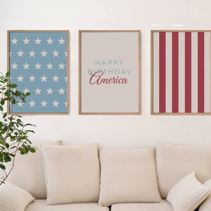 Pode incluir: Tr&ecirc;s impress&otilde;es emolduradas com um tema patri&oacute;tico. A impress&atilde;o da esquerda apresenta um fundo azul com estrelas brancas. A impress&atilde;o do meio tem um fundo bege com o texto "Happy Birthday America" em vermelho e azul. A impress&atilde;o da direita tem um fundo bege com listras verticais vermelhas e brancas.