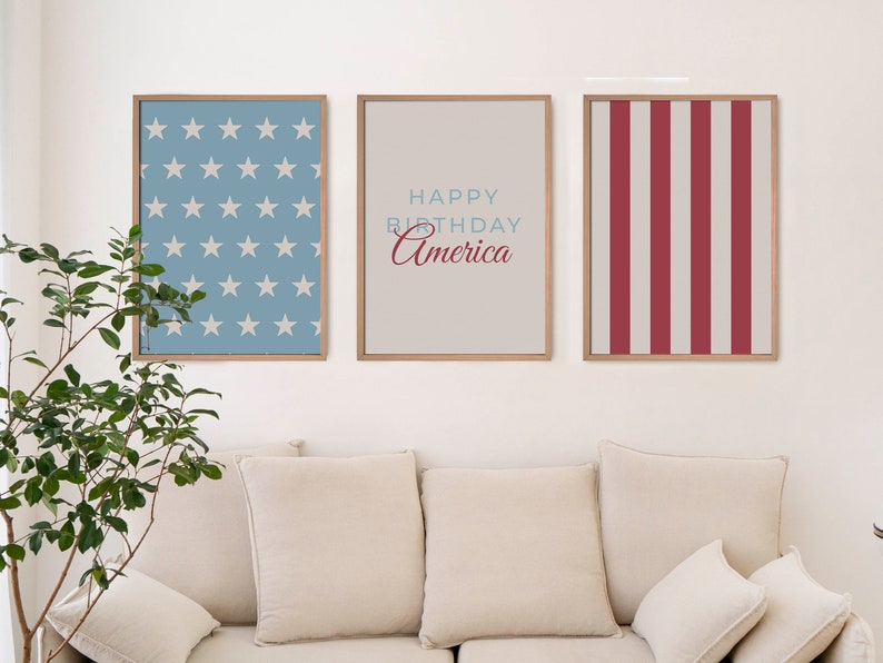 Pode incluir: Tr&ecirc;s impress&otilde;es emolduradas com um tema patri&oacute;tico. A impress&atilde;o da esquerda apresenta um fundo azul com estrelas brancas. A impress&atilde;o do meio tem um fundo bege com o texto "Happy Birthday America" em vermelho e azul. A impress&atilde;o da direita tem um fundo bege com listras verticais vermelhas e brancas.