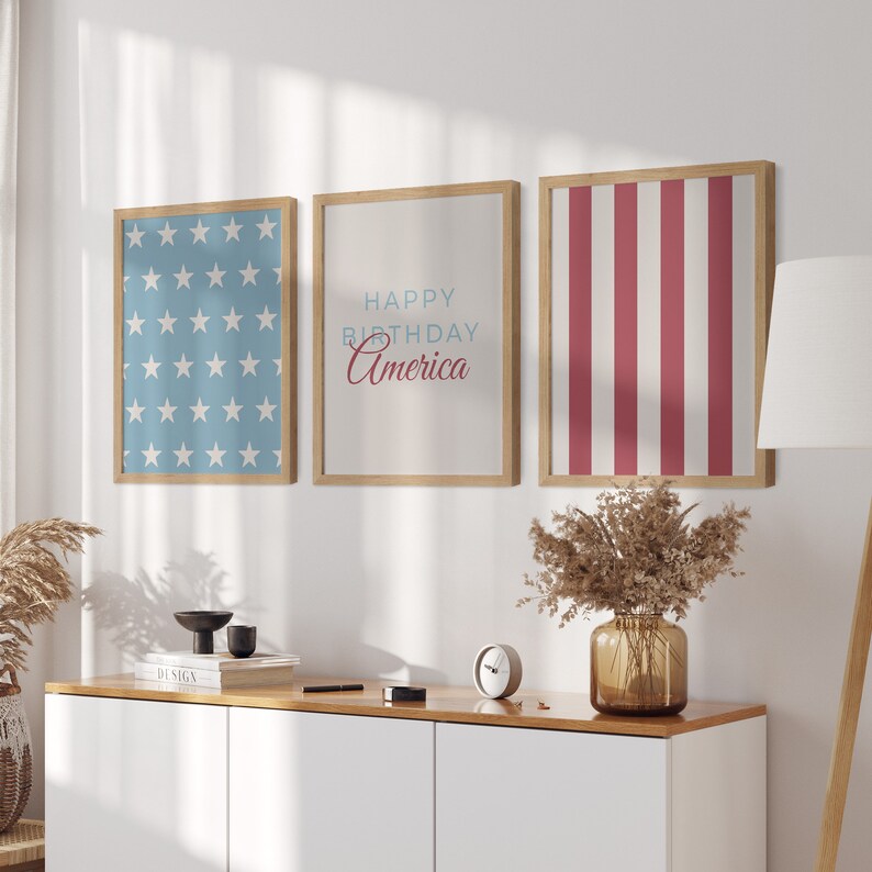 Pode incluir: Tr&ecirc;s impress&otilde;es emolduradas com um tema patri&oacute;tico. A impress&atilde;o da esquerda apresenta um fundo azul com estrelas brancas. A impress&atilde;o do centro tem o texto "Happy Birthday America" em azul e vermelho. A impress&atilde;o da direita apresenta listras vermelhas e brancas.
