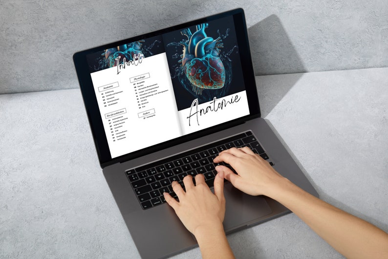 Op de afbeelding: Een laptop met een zwart scherm waarop een document wordt weergegeven met het woord "Inhalt" en een 3D-afbeelding van een menselijk hart. Het document bevat ook een lijst met onderwerpen, waaronder "Anatomie" en "Physiologie". De laptop staat op een grijs oppervlak en de handen van een persoon typen op het toetsenbord.