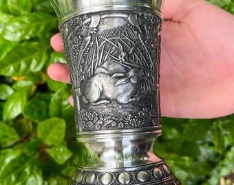 Irischer Zinnbecher - Geprägter Hase, Waldszene