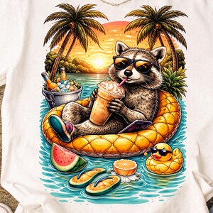 Peut inclure: T-shirt blanc avec un dessin d'un raton laveur portant des lunettes de soleil, se relaxant sur une bouée gonflable avec une boisson. Le motif comprend des palmiers, un coucher de soleil, une pastèque et un canard en plastique. Le t-shirt porte le texte "Laaked Design".