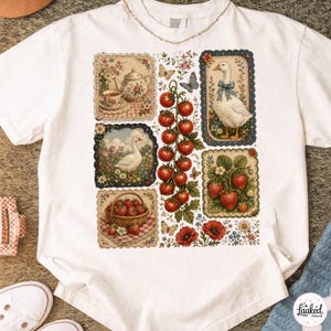 Peut inclure: Un t-shirt blanc orné d'un collage d'illustrations de style vintage comprenant une théière, une oie avec un nœud bleu, un panier de fraises, une vigne de tomates rouges et divers motifs floraux et de papillons imprimés au centre.