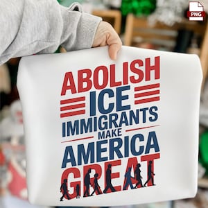 Peut inclure: Sac fourre-tout blanc avec les mots "ABOLISH ICE IMMIGRANTS MAKE AMERICA GREAT" en rouge et bleu. Le mot "ICE" est en bleu avec des rayures rouges au-dessus et en dessous. Des silhouettes de personnes marchant sont en bas.
