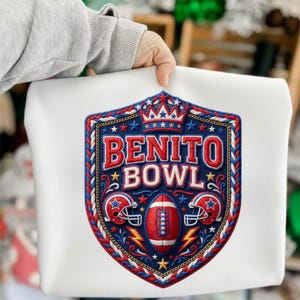 Peut inclure: Ensemble de trois mugs en céramique avec une finition mate et mouchetée, en crème, gris et noir. Chaque mug a une forme arrondie et un design simple et moderne, pour le café ou le thé.