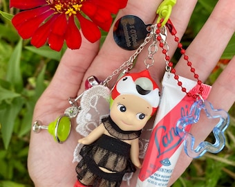 Chaveiro/Pingente de Bolsa Sonny Angel com Lanolips Multi Balm em Melancia