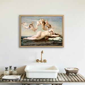 Puede incluir: Una pintura enmarcada de una mujer desnuda recostada en una roca en el oc&eacute;ano, con querubines volando sobre ella. La pintura tiene un cielo azul claro con nubes blancas como fondo.
