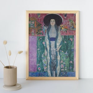 Könnte beinhalten: Ein Gemälde einer Frau in einem weißen Kleid und einem blauen Schal, die in einem Garten mit Blumen steht. Der Hintergrund ist eine rosa und violette Landschaft.